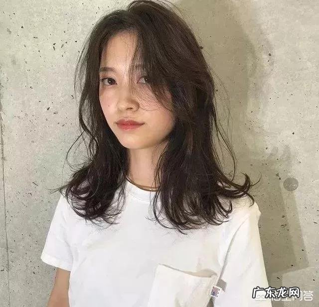 长脸适合长发还是短发？如果是短发适合什么样的发型？如果是长发又适合什么样的卷发和刘海？