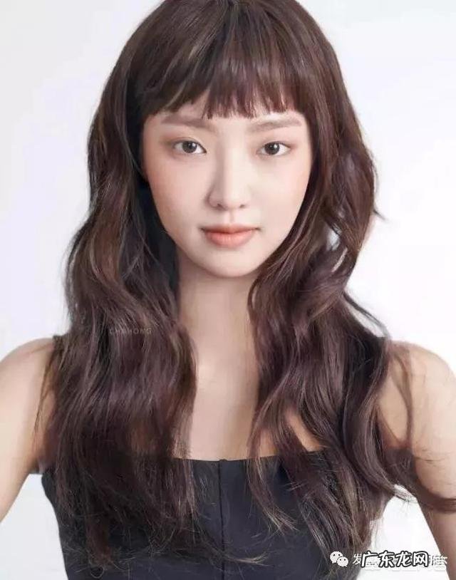 长脸适合长发还是短发？如果是短发适合什么样的发型？如果是长发又适合什么样的卷发和刘海？