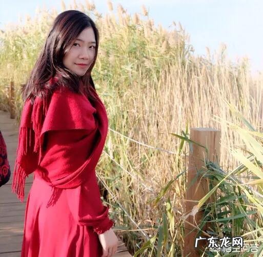 红色的围巾该怎么搭配大衣?