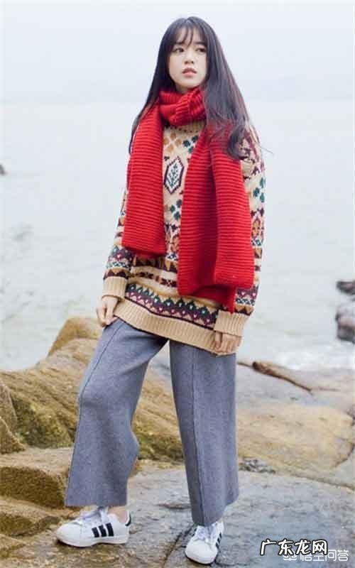 红色的围巾该怎么搭配大衣?