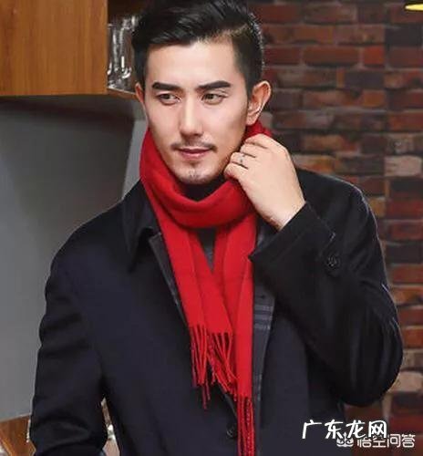 红色的围巾该怎么搭配大衣?
