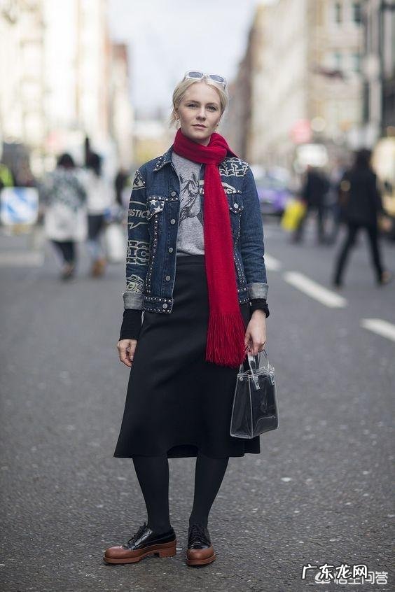 红色的围巾该怎么搭配大衣？