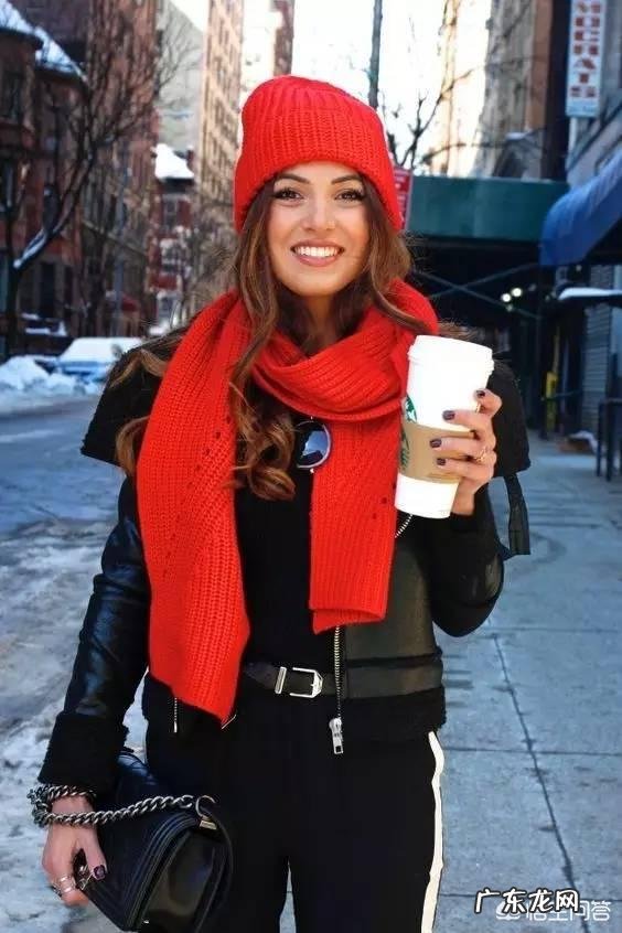 红色的围巾该怎么搭配大衣?