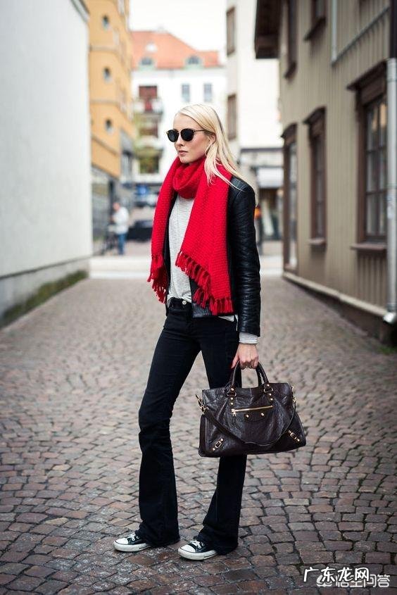 红色的围巾该怎么搭配大衣？