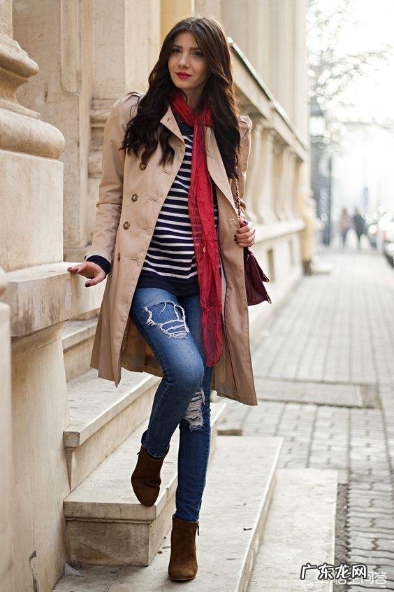 红色的围巾该怎么搭配大衣？