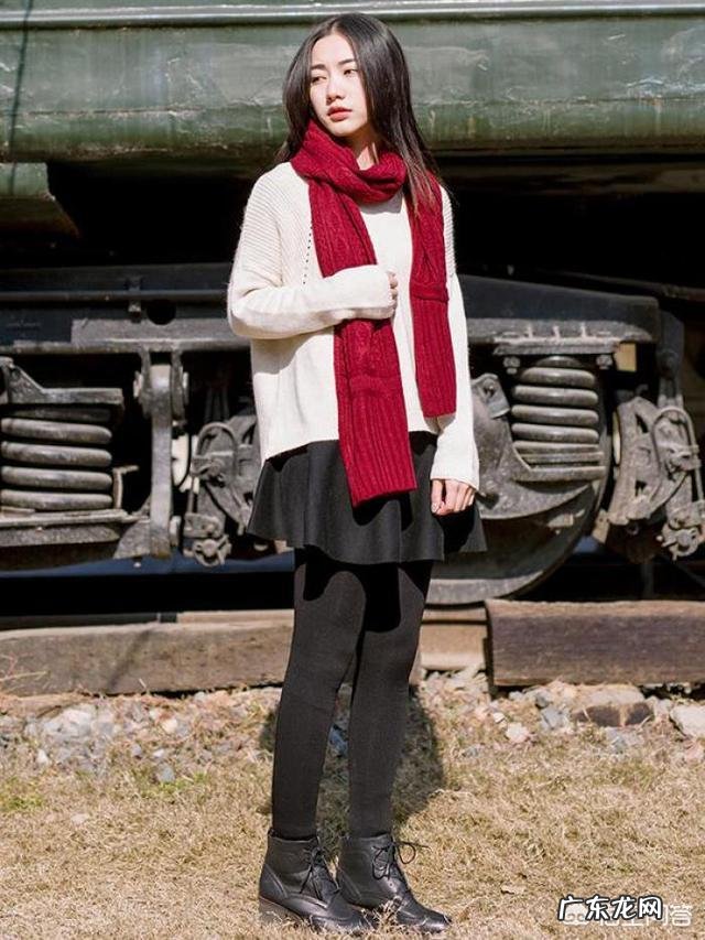 红色的围巾该怎么搭配大衣?