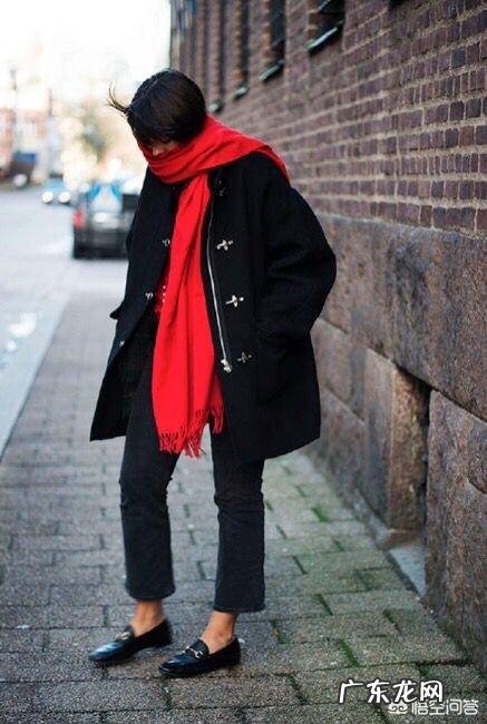 红色的围巾该怎么搭配大衣？