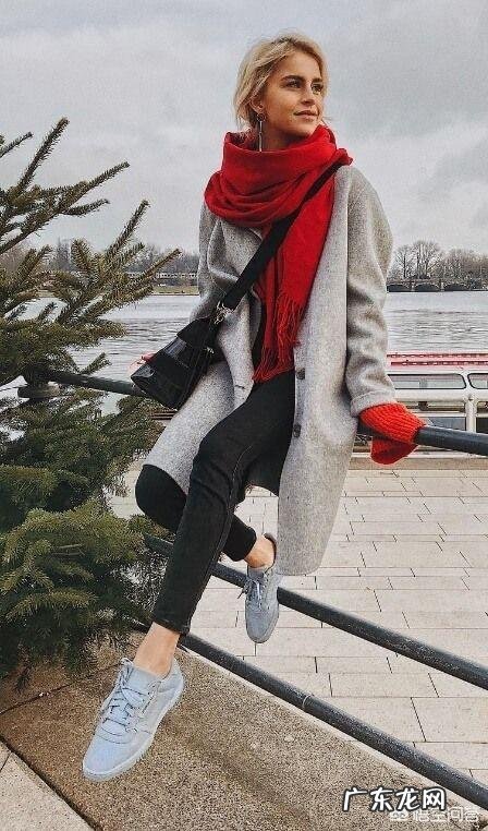 红色的围巾该怎么搭配大衣？