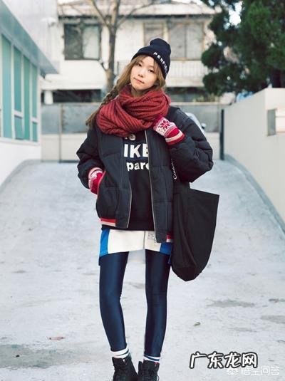 红色的围巾该怎么搭配大衣?