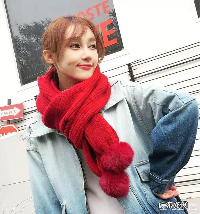 红色的围巾该怎么搭配大衣?