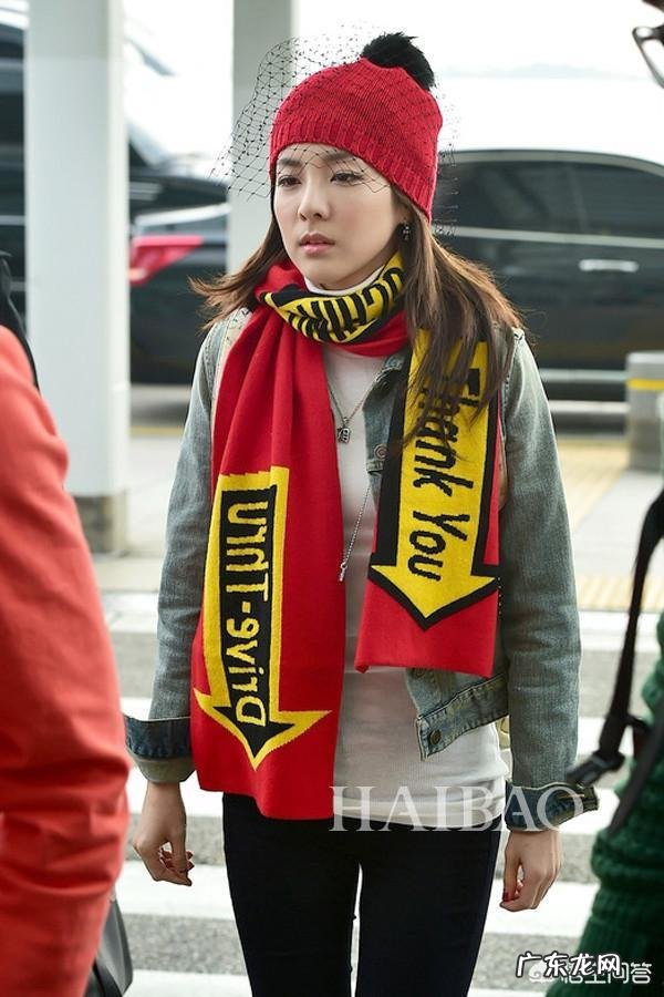 红色的围巾该怎么搭配大衣?