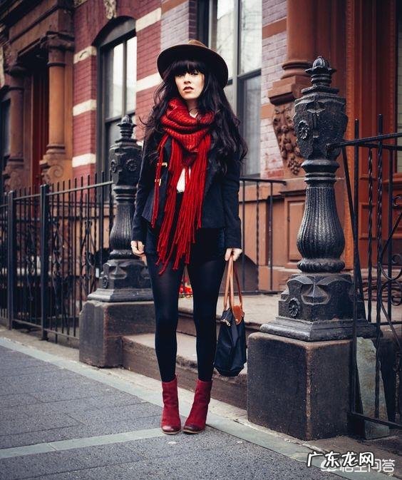 红色的围巾该怎么搭配大衣？