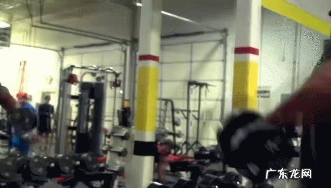 如何锻炼肩部三角肌和三头肌?