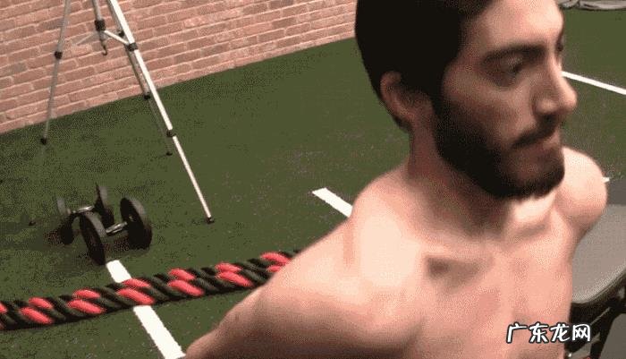 如何锻炼肩部三角肌和三头肌?