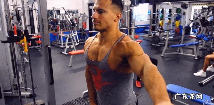 如何锻炼肩部三角肌和三头肌?