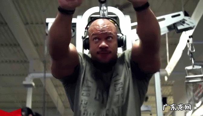 如何锻炼肩部三角肌和三头肌?
