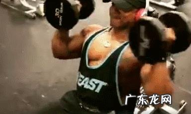 如何锻炼肩部三角肌和三头肌?