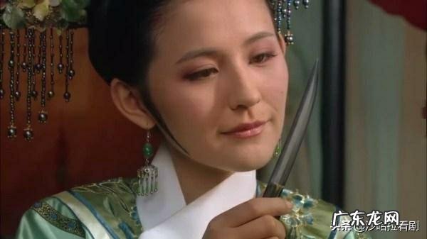 《甄嬛传》大结局中,叶澜依自杀时为何将手放在铜盆中?