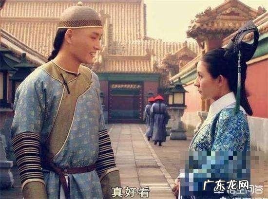 《甄嬛传》大结局中,叶澜依自杀时为何将手放在铜盆中?