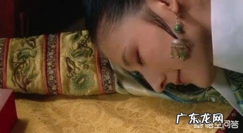 《甄嬛传》大结局中,叶澜依自杀时为何将手放在铜盆中?