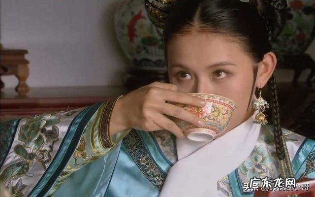 《甄嬛传》大结局中,叶澜依自杀时为何将手放在铜盆中?