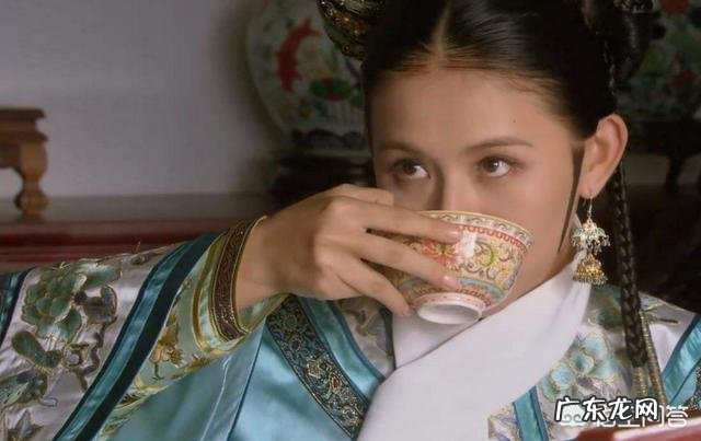 《甄嬛传》大结局中,叶澜依自杀时为何将手放在铜盆中?