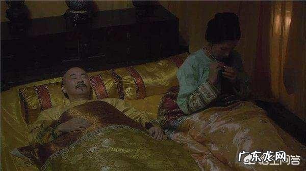 《甄嬛传》大结局中,叶澜依自杀时为何将手放在铜盆中?