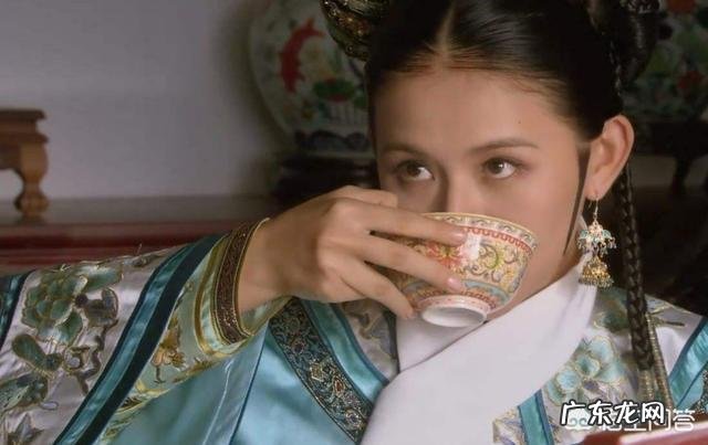 《甄嬛传》大结局中，叶澜依自杀时为何将手放在铜盆中？