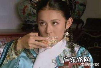 《甄嬛传》大结局中,叶澜依自杀时为何将手放在铜盆中?