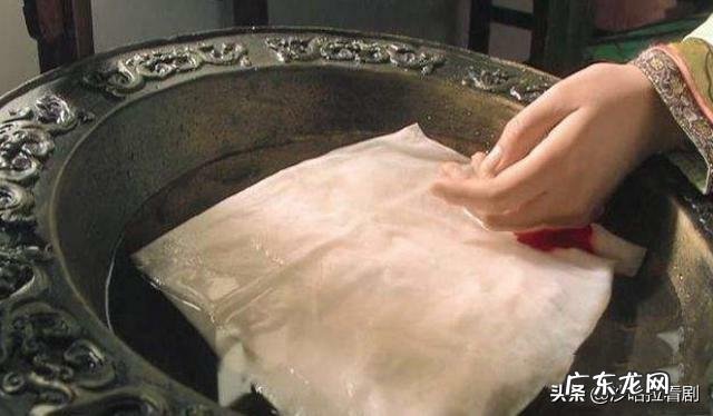 《甄嬛传》大结局中,叶澜依自杀时为何将手放在铜盆中?