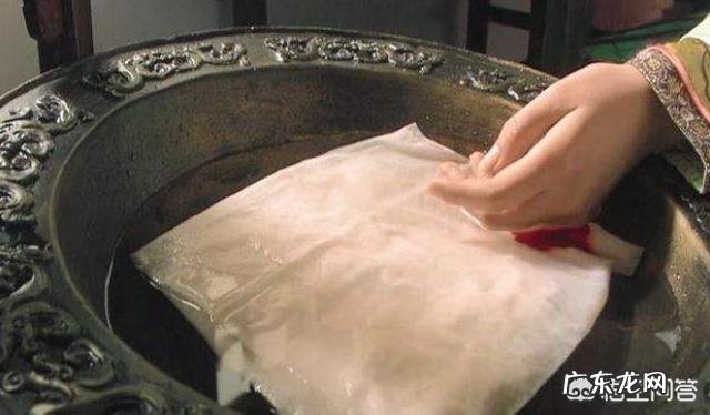 《甄嬛传》大结局中,叶澜依自杀时为何将手放在铜盆中?