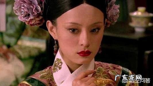 《甄嬛传》大结局中，叶澜依自杀时为何将手放在铜盆中？