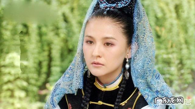 《甄嬛传》大结局中，叶澜依自杀时为何将手放在铜盆中？