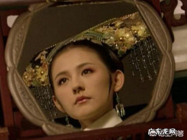 《甄嬛传》大结局中,叶澜依自杀时为何将手放在铜盆中?