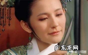 《甄嬛传》大结局中,叶澜依自杀时为何将手放在铜盆中?