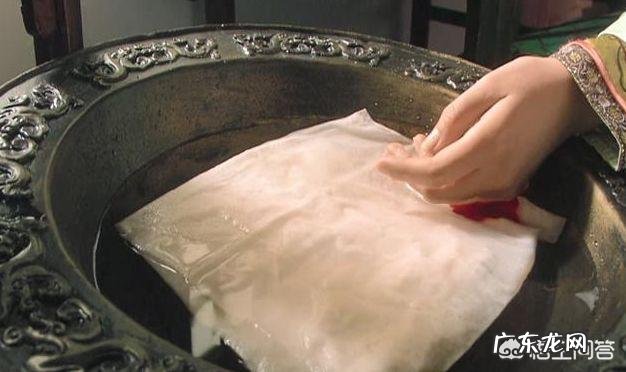 《甄嬛传》大结局中,叶澜依自杀时为何将手放在铜盆中?