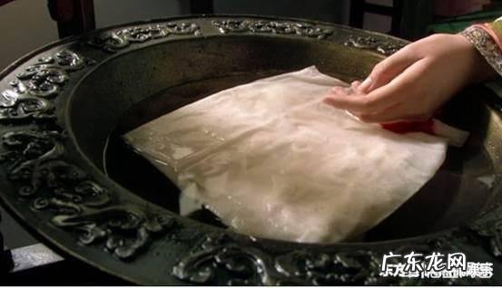 《甄嬛传》大结局中,叶澜依自杀时为何将手放在铜盆中?