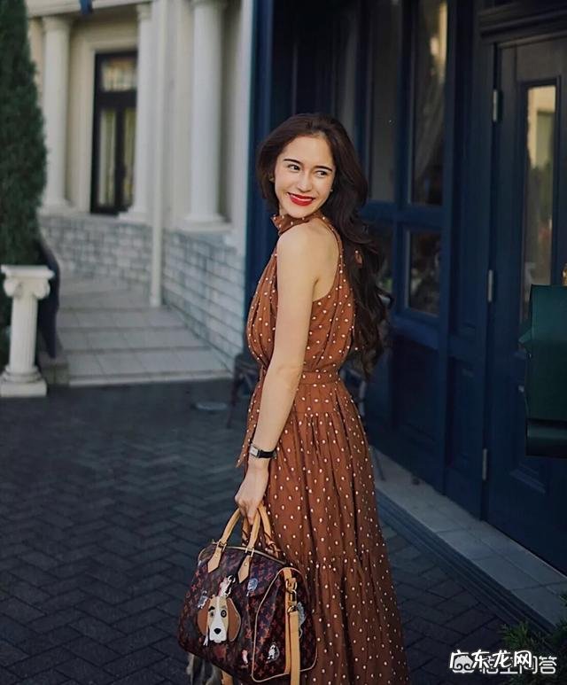 开启夏日清新之旅,有哪些时尚又优雅的连衣裙搭配?