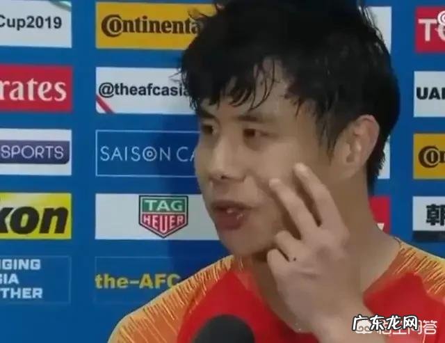 看了几场国足比赛,为什么都是后卫大脚传球,而不给中场球员蒿俊闵呢?