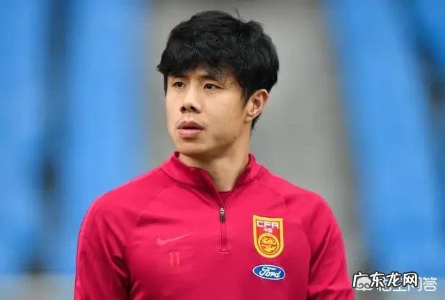 看了几场国足比赛,为什么都是后卫大脚传球,而不给中场球员蒿俊闵呢?