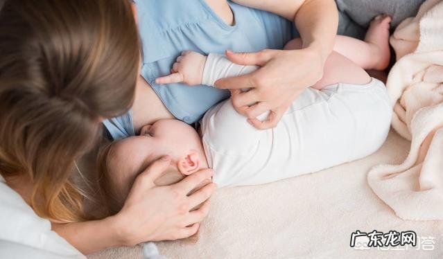 五个多月宝宝睡觉一点动静就一惊一乍的,是毛病吗?