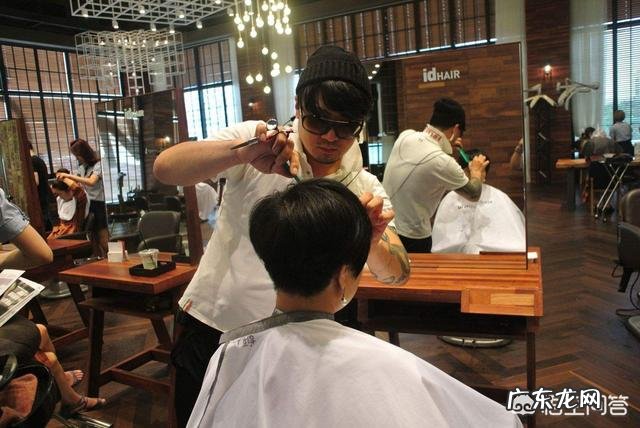 老发型师开店还是打工比较好？