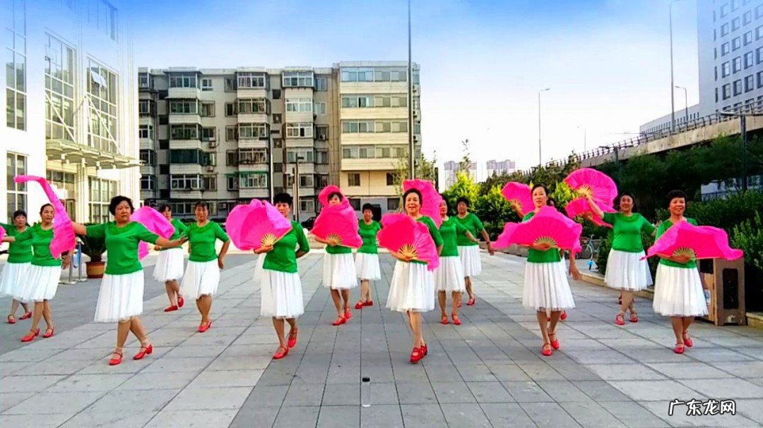 跳扇子舞的方法