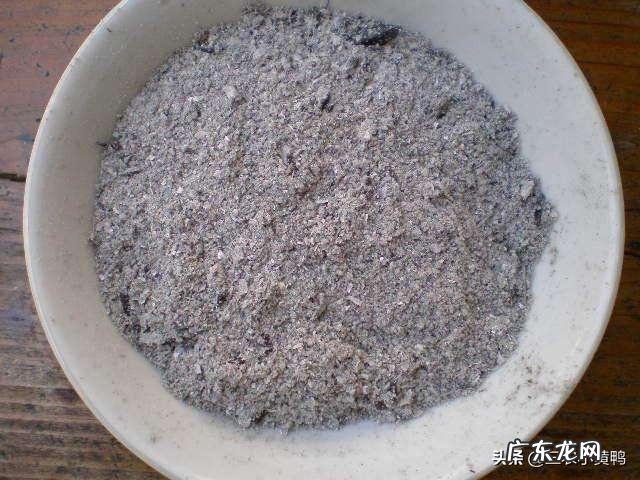 农民家里种空心菜,都喜欢在叶子上撒上草木灰,这有什么作用?