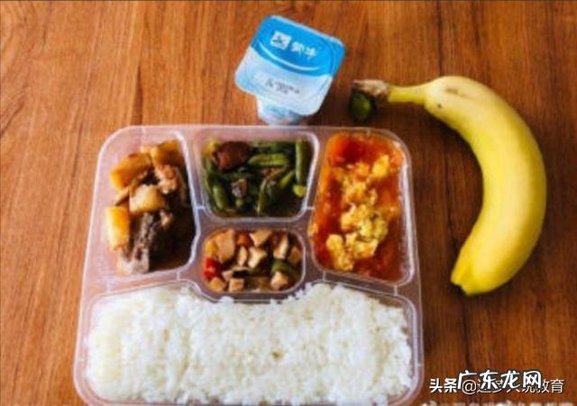 黑龙江境外输入隔离人员嫌饭菜不好整层楼把盒饭扔了,你怎么看?