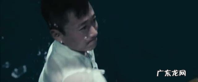 【战狼2】一面国旗，一本护照。哪一个让你感动？