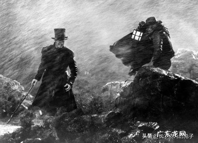 艾米莉·勃朗特的《呼啸山庄》讲述了怎样的故事，作者要表达什么？