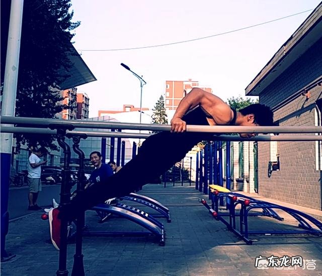 怎样用双杠臂屈练好胸肌和三角肌?