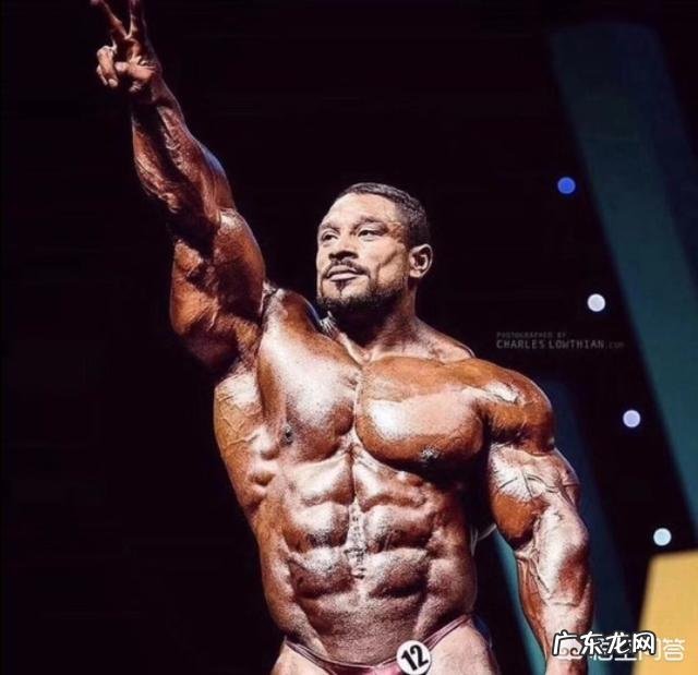 怎样用双杠臂屈练好胸肌和三角肌?