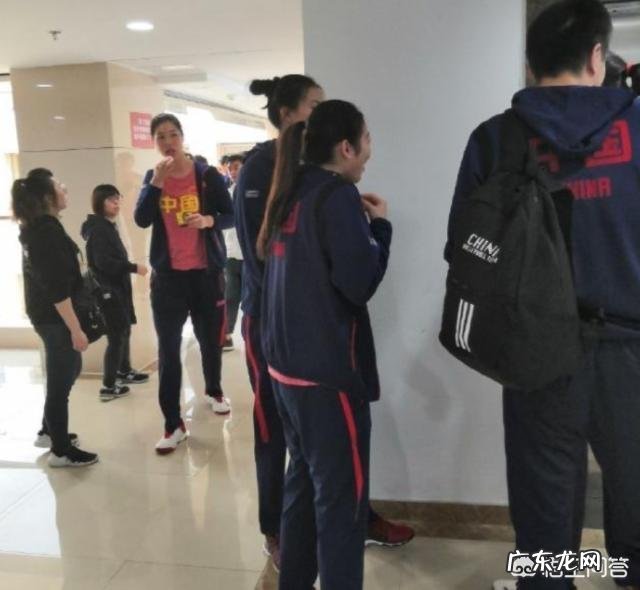 中国女排为拍电影一直到深夜,张常宁站着都能睡着,网友表示太心疼。对此你怎么看?